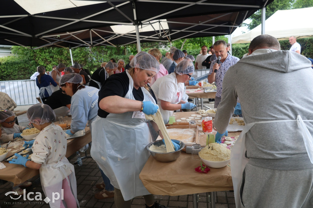 Najpierw lepili, potem wspólnie ucztowali