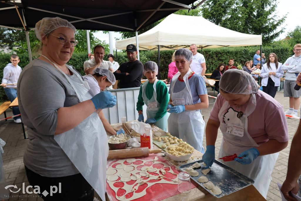 Najpierw lepili, potem wspólnie ucztowali
