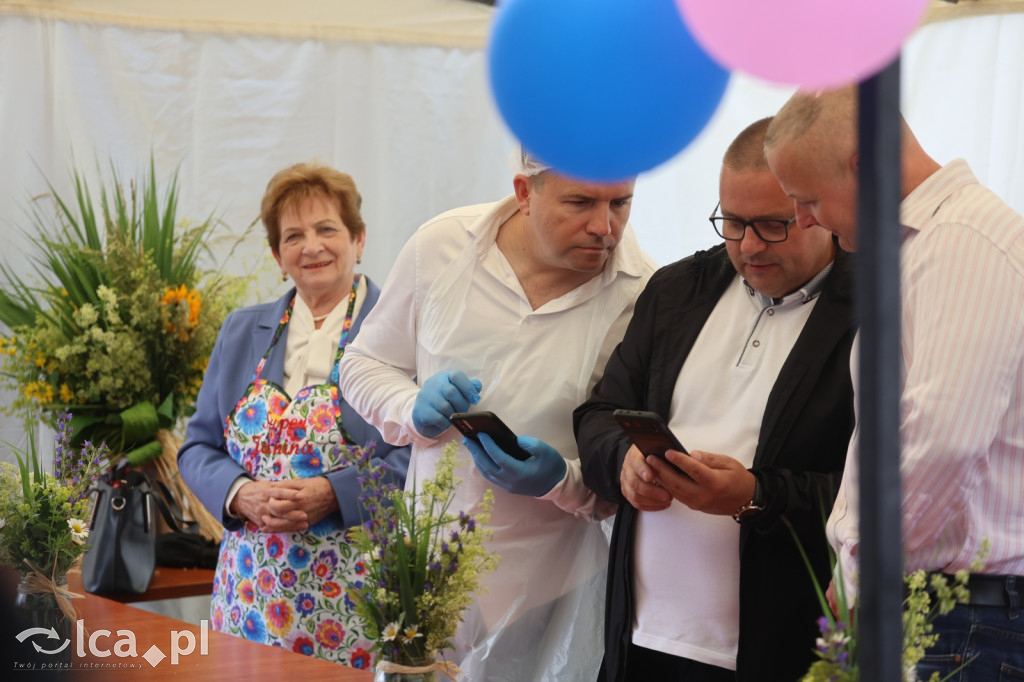 Najpierw lepili, potem wspólnie ucztowali