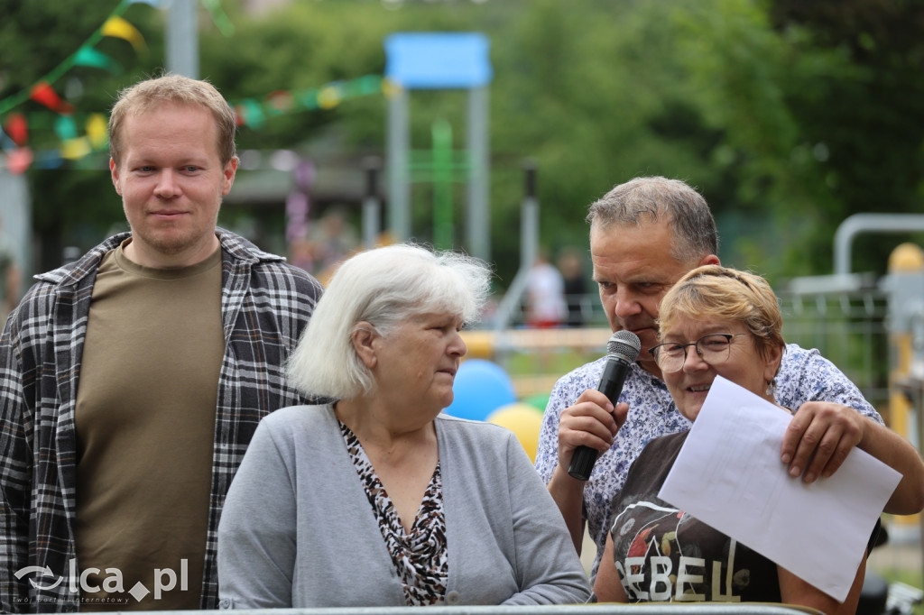 Najpierw lepili, potem wspólnie ucztowali