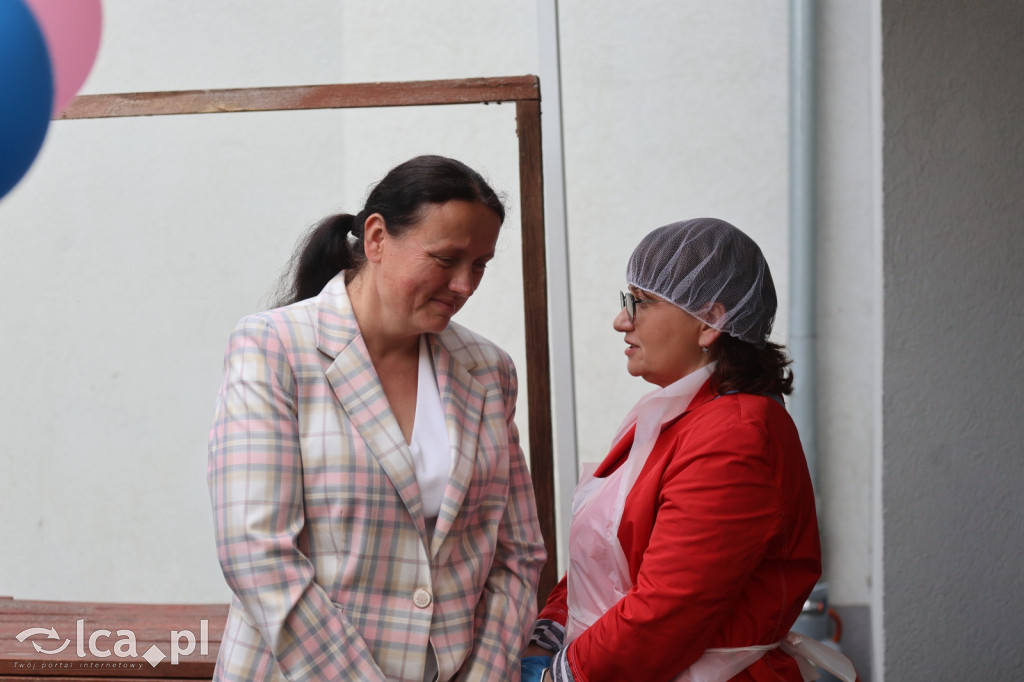 Najpierw lepili, potem wspólnie ucztowali