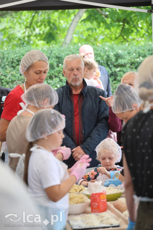 Najpierw lepili, potem wspólnie ucztowali