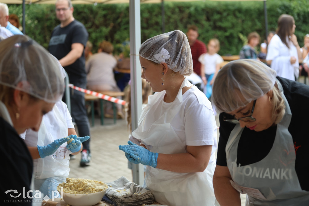 Najpierw lepili, potem wspólnie ucztowali