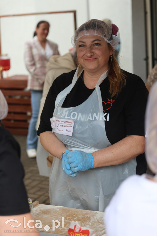 Najpierw lepili, potem wspólnie ucztowali