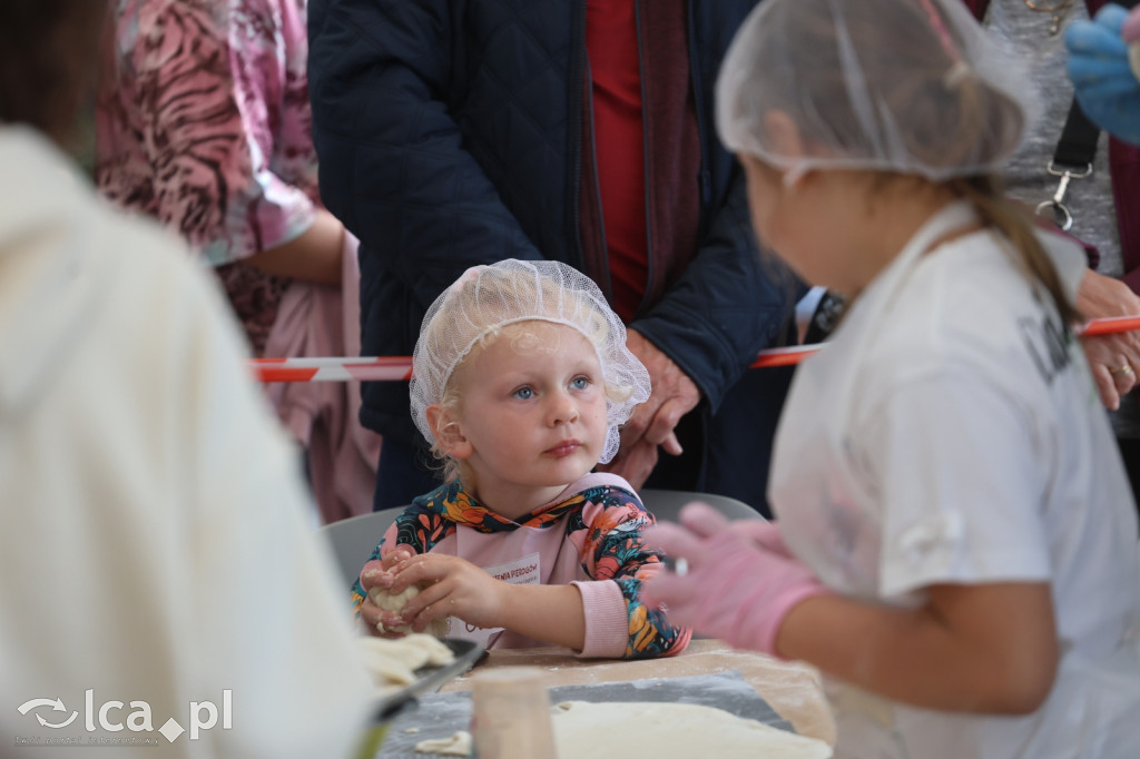 Najpierw lepili, potem wspólnie ucztowali