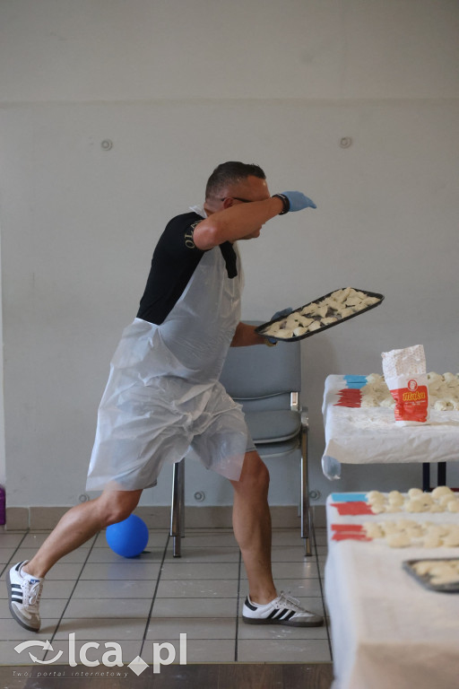Najpierw lepili, potem wspólnie ucztowali
