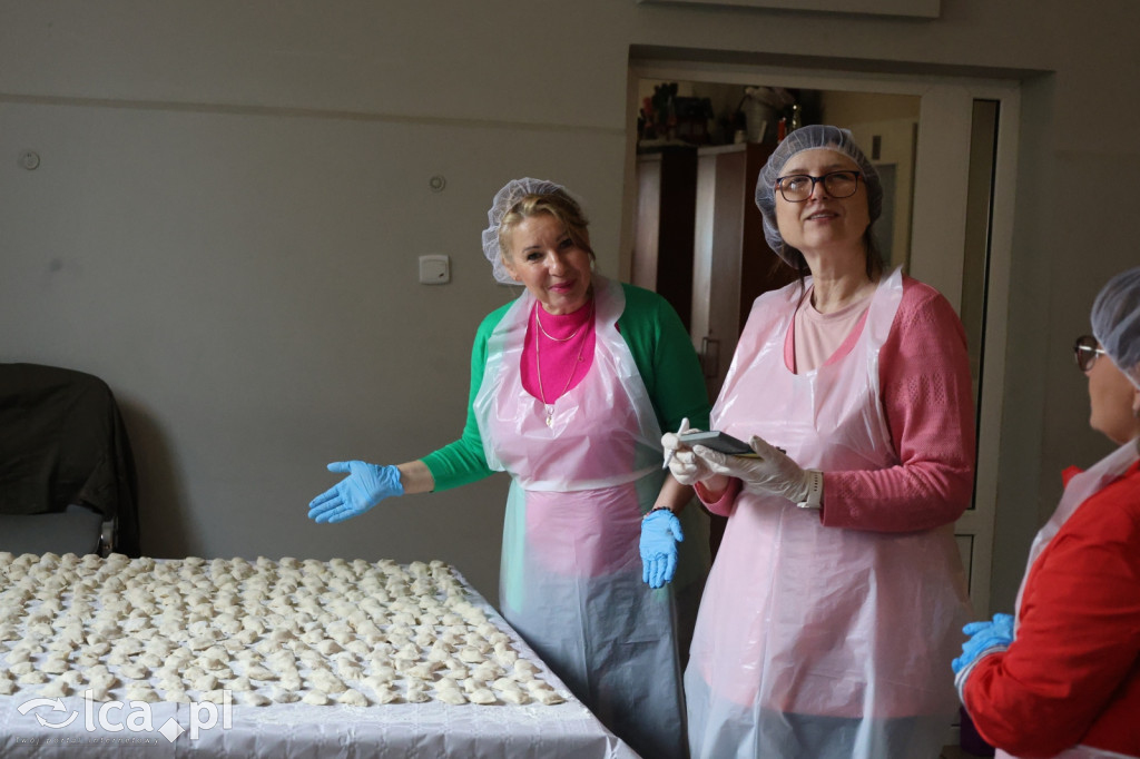 Najpierw lepili, potem wspólnie ucztowali