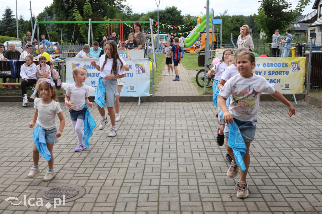 Najpierw lepili, potem wspólnie ucztowali