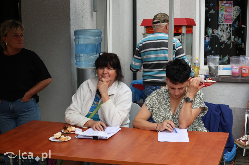 Najpierw lepili, potem wspólnie ucztowali