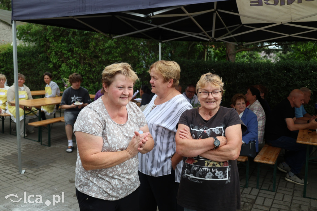 Najpierw lepili, potem wspólnie ucztowali