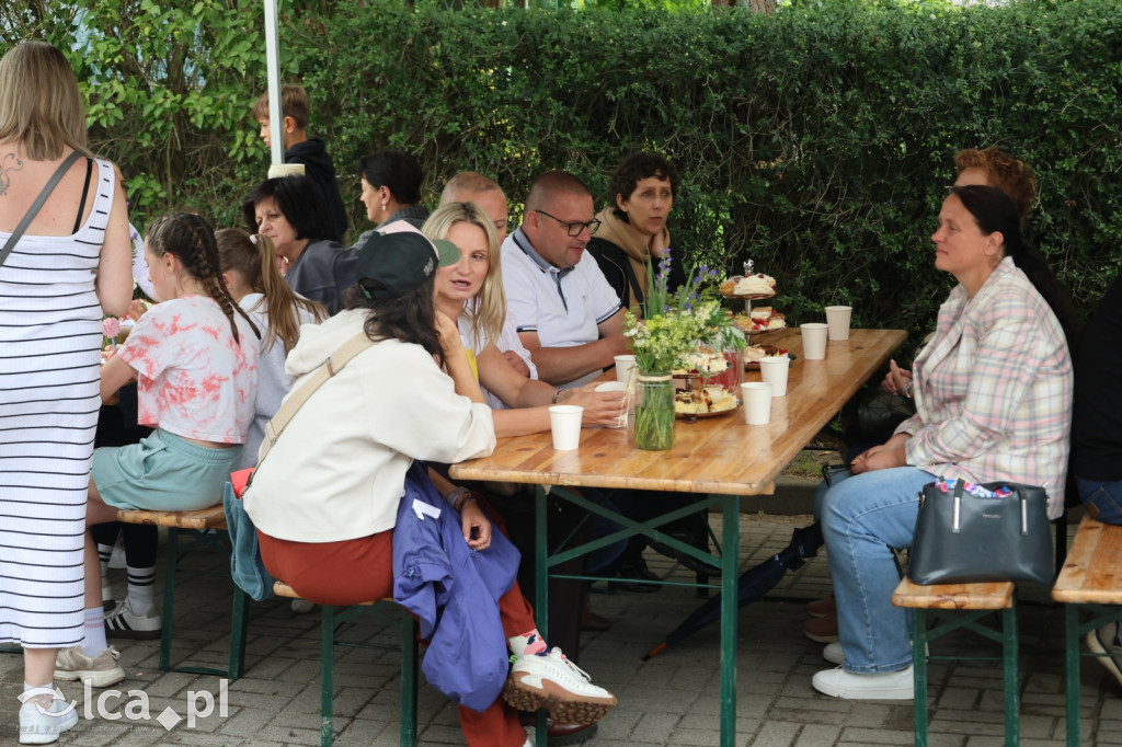 Najpierw lepili, potem wspólnie ucztowali