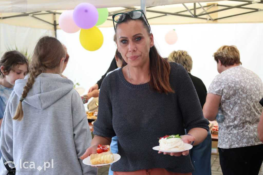 Najpierw lepili, potem wspólnie ucztowali