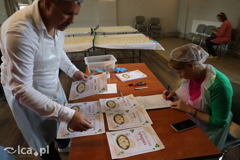 Najpierw lepili, potem wspólnie ucztowali