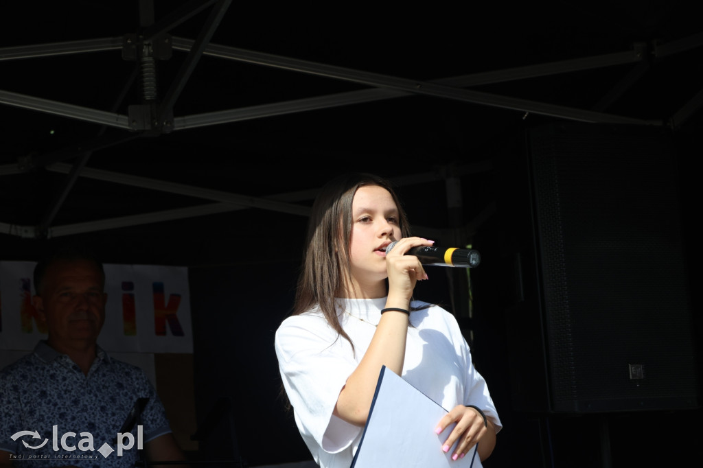 Najpierw lepili, potem wspólnie ucztowali