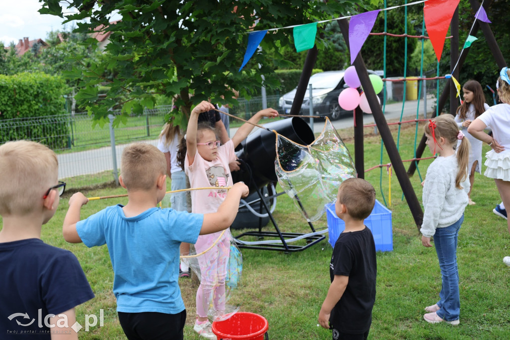 Najpierw lepili, potem wspólnie ucztowali