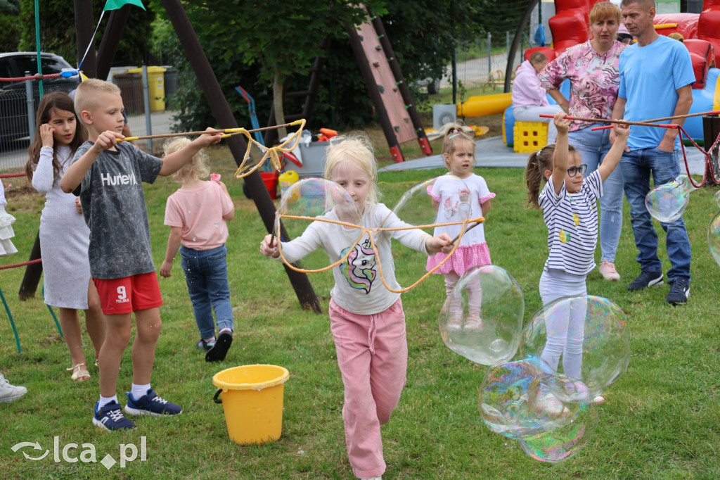 Najpierw lepili, potem wspólnie ucztowali