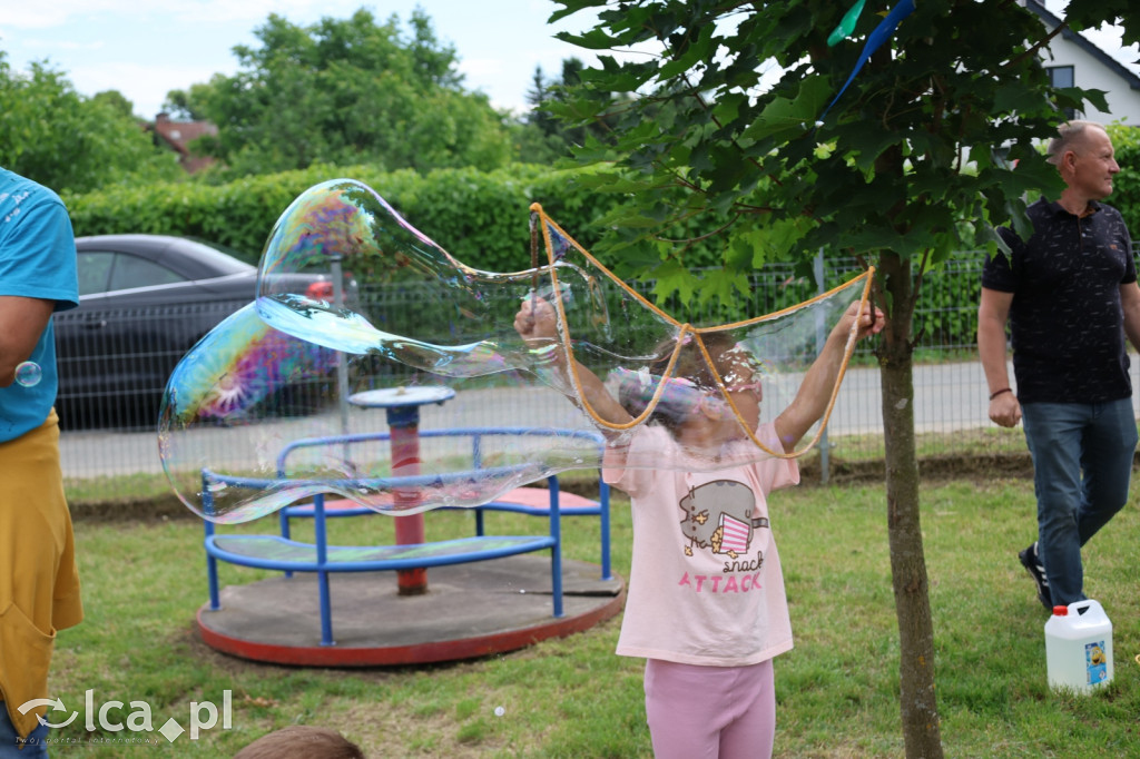 Najpierw lepili, potem wspólnie ucztowali