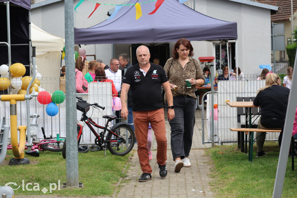 Najpierw lepili, potem wspólnie ucztowali