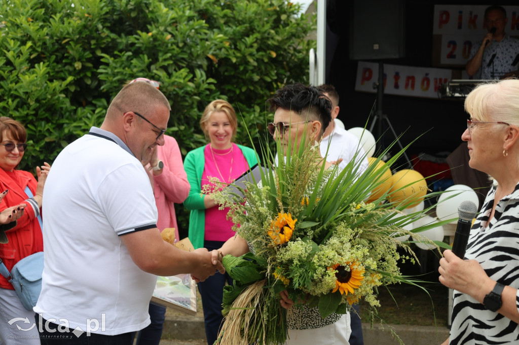 Najpierw lepili, potem wspólnie ucztowali