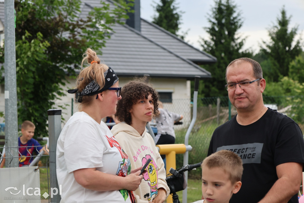 Najpierw lepili, potem wspólnie ucztowali