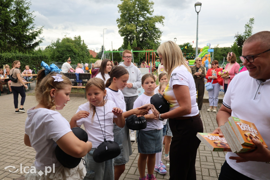 Najpierw lepili, potem wspólnie ucztowali