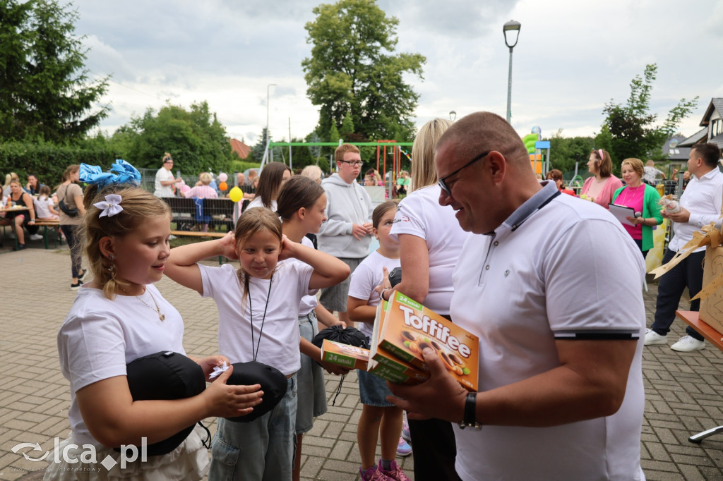 Najpierw lepili, potem wspólnie ucztowali