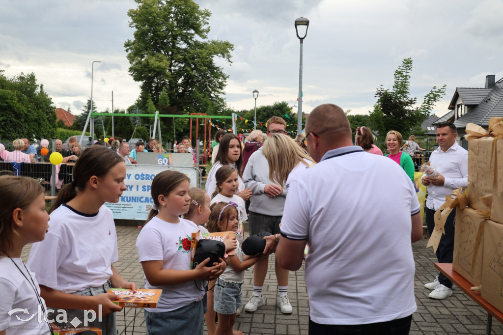 Najpierw lepili, potem wspólnie ucztowali