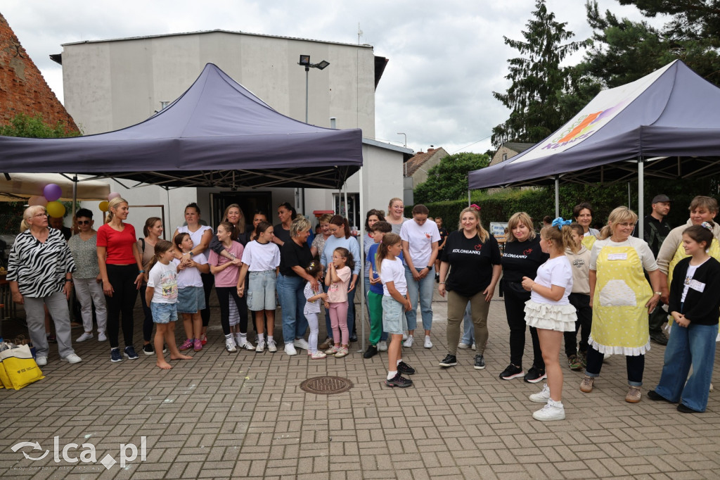 Najpierw lepili, potem wspólnie ucztowali