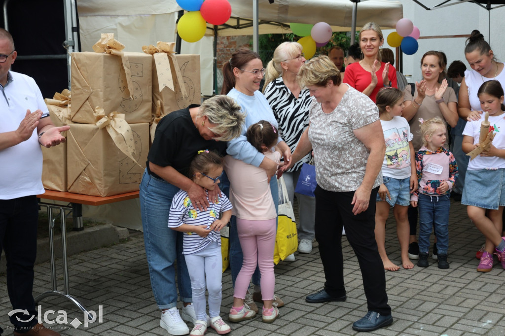 Najpierw lepili, potem wspólnie ucztowali