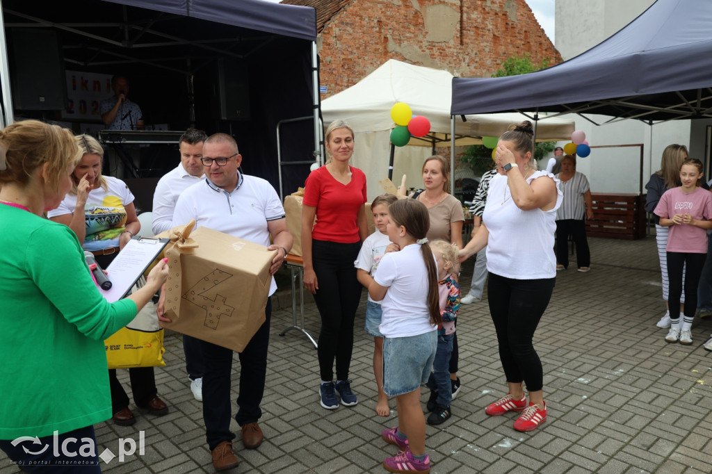Najpierw lepili, potem wspólnie ucztowali