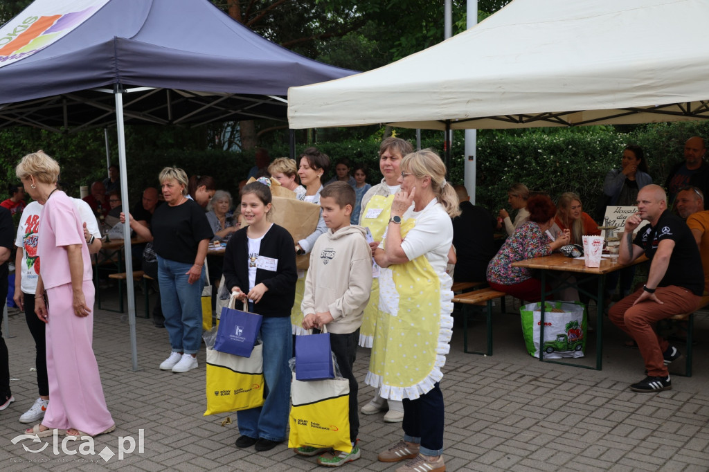 Najpierw lepili, potem wspólnie ucztowali