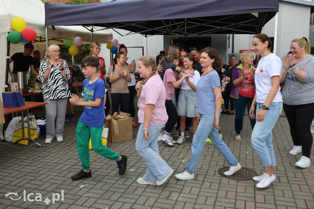 Najpierw lepili, potem wspólnie ucztowali