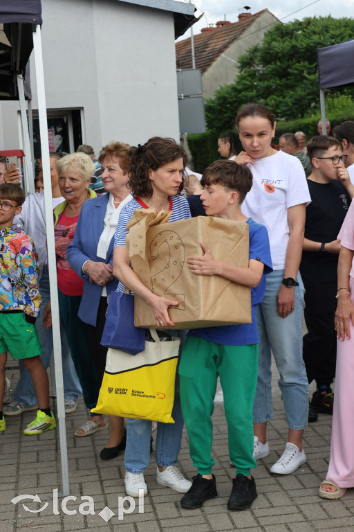 Najpierw lepili, potem wspólnie ucztowali