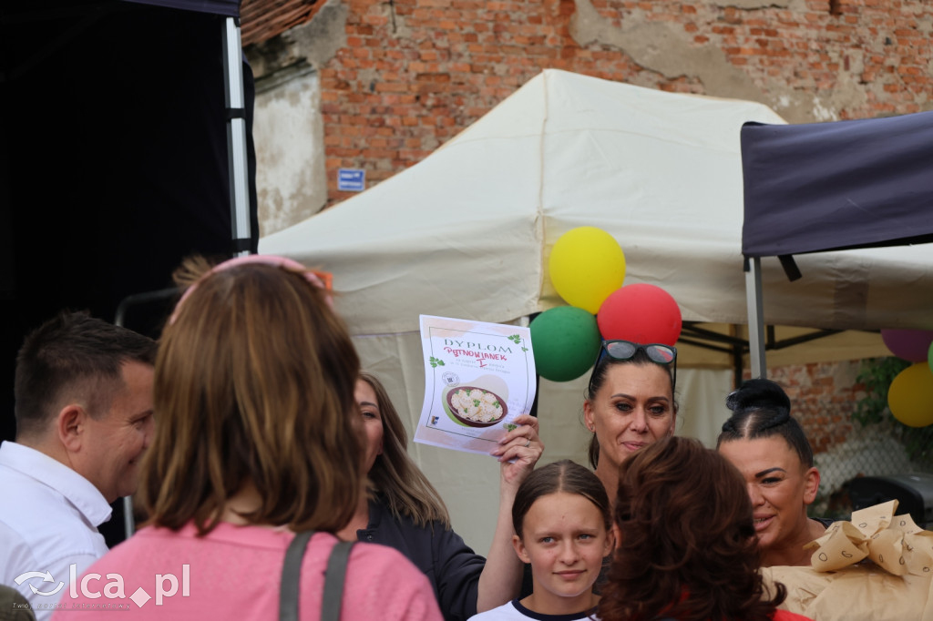 Najpierw lepili, potem wspólnie ucztowali