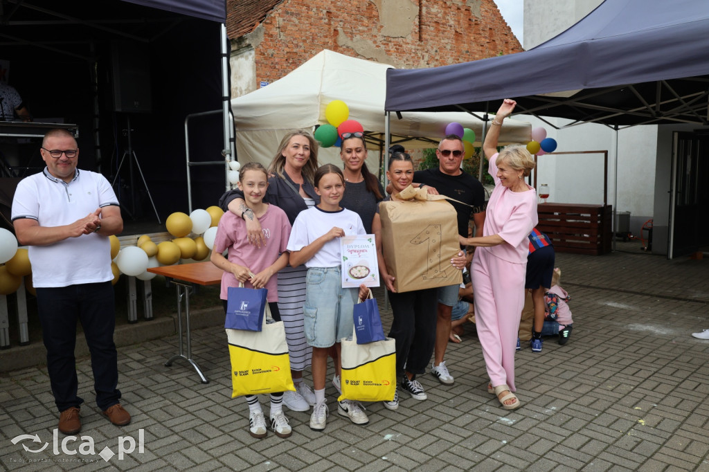 Najpierw lepili, potem wspólnie ucztowali