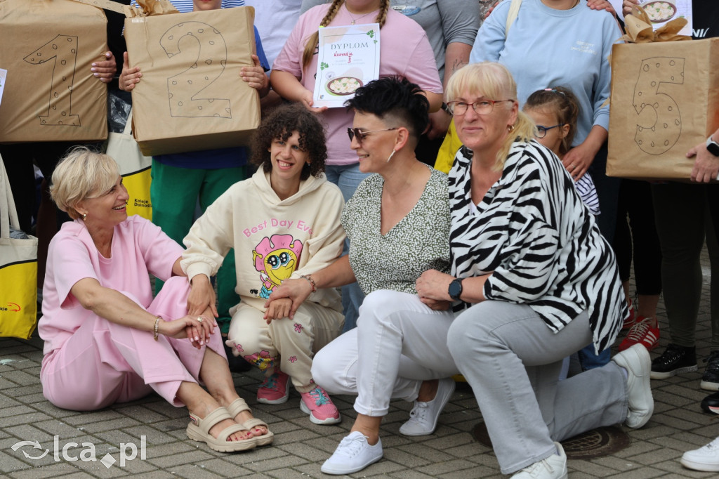Najpierw lepili, potem wspólnie ucztowali