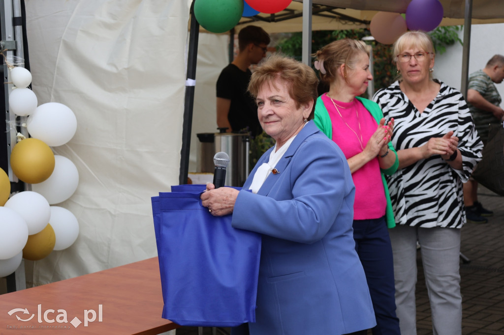 Najpierw lepili, potem wspólnie ucztowali