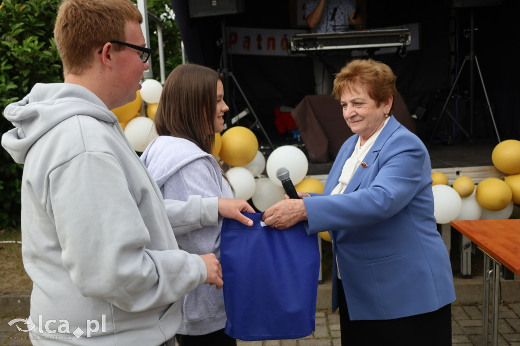 Najpierw lepili, potem wspólnie ucztowali