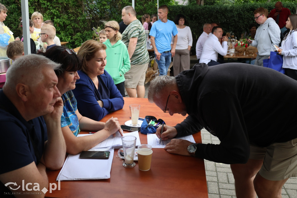 Najpierw lepili, potem wspólnie ucztowali