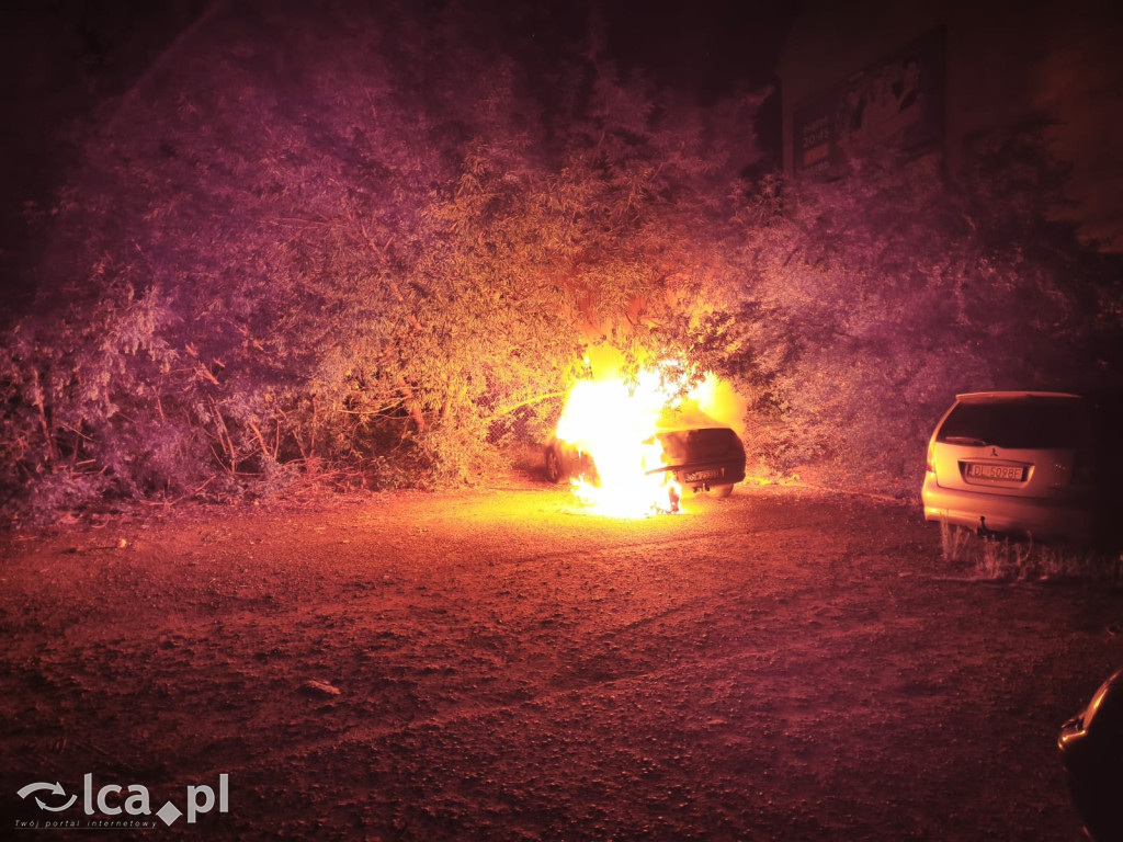 Nocny huk, płomienie i walka o auta