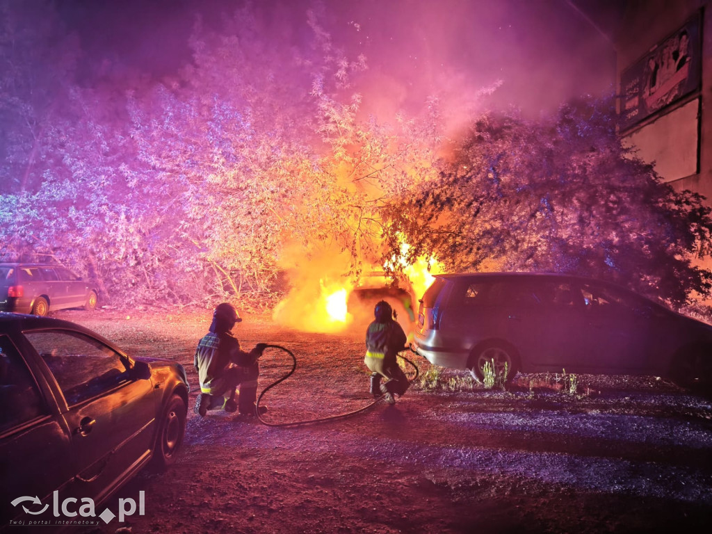 Nocny huk, płomienie i walka o auta