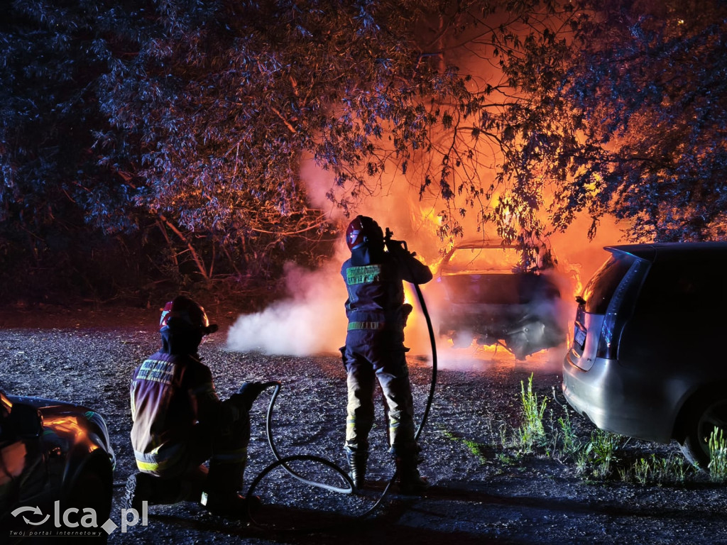 Nocny huk, płomienie i walka o auta