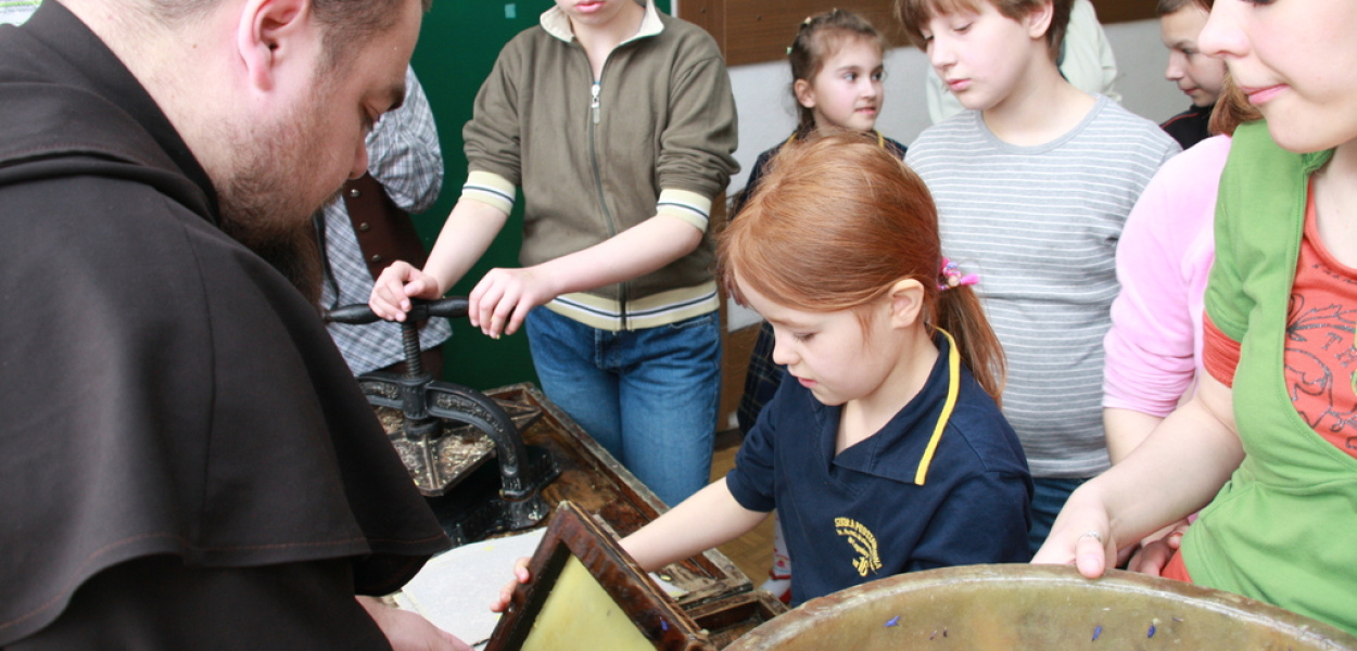 Uczyli się czerpać papier