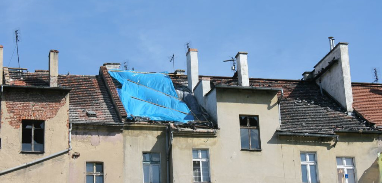 Żyją z dziurą nad głową