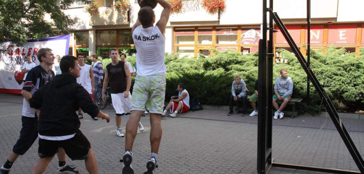 Grali w kosza na deptaku