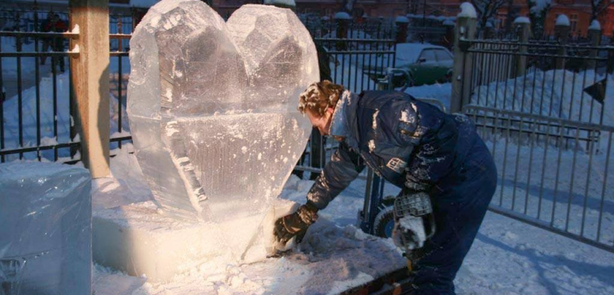 Orkiestra gra na lodowisku