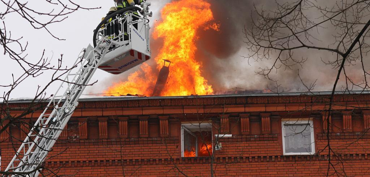 Pali się kamienica przy Chojnowskiej