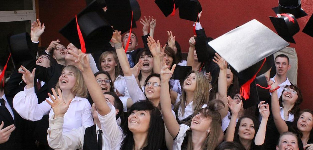 942 absolwentów odebrało świadectwa