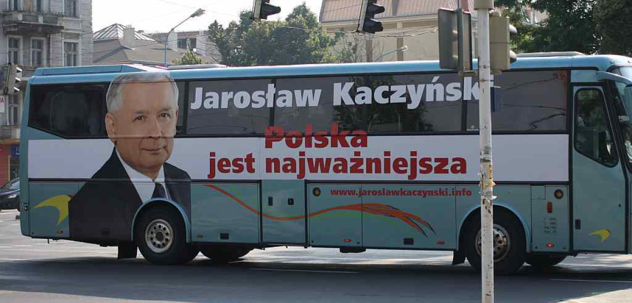 Jarkobus zaparkował pod bazarem