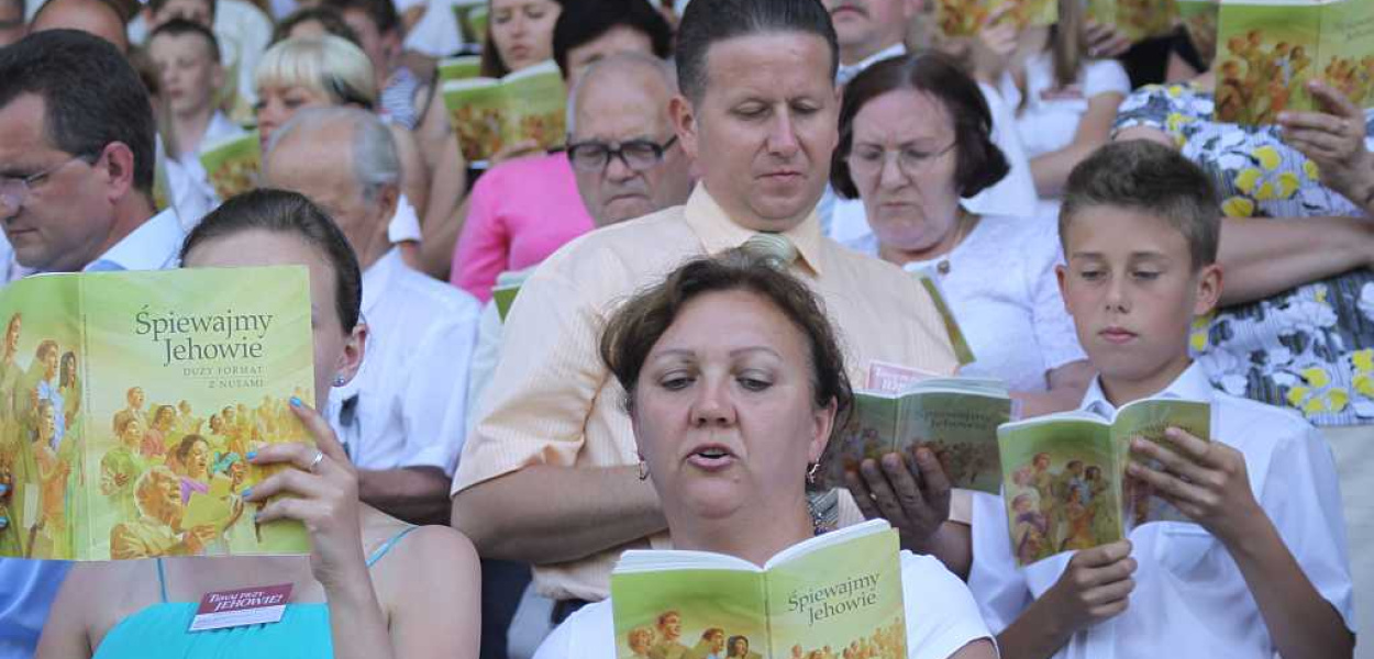 Świadkowie Jehowy modlą się na stadionie